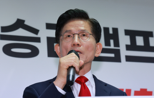 김문수 국민의힘 대선 후보가 8일 서울 여의도 대하빌딩에 마련한 선거 캠프 사무실에서 긴급 기자회견을 열고 후보 단일화에 관한 입장을 밝히고 있다. [연합뉴스]